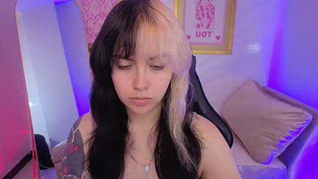 Hela v online show from February 2026 08:03:02 PM