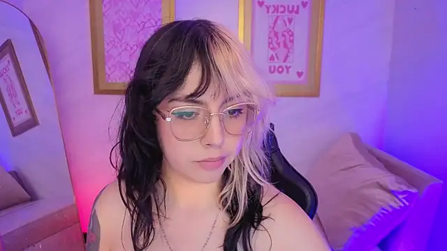 Hela v online show from February 2026 08:04:01 PM