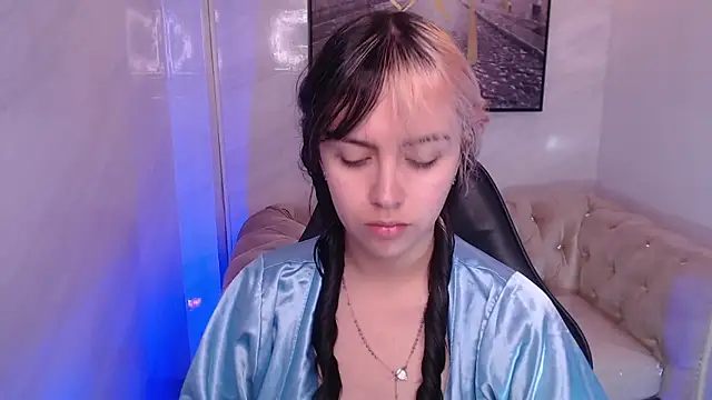 Hela v online show from February 2026 01:01:02 PM