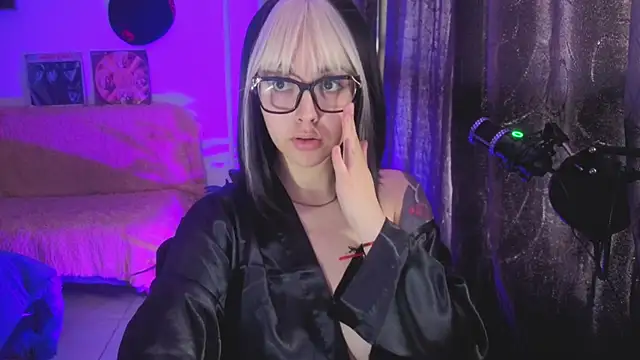 Snapshot of Hela_v chatting on July 2026 02:08:02 PM Hela v online show from July 2026 02:08:02 PM