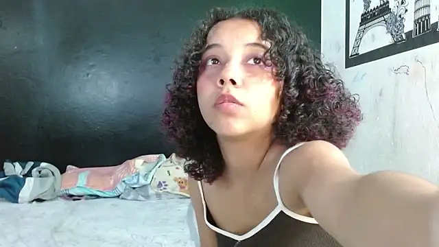 Snapshot of Lola-Pretty chatting on October 2025 06:05:02 PM Lola-Pretty online show from October 2025 06:05:02 PM