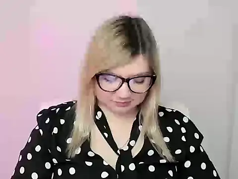Snapshot of Lola_moree chatting on October 2025 12:05:01 PM Lola moree online show from October 2025 12:05:01 PM
