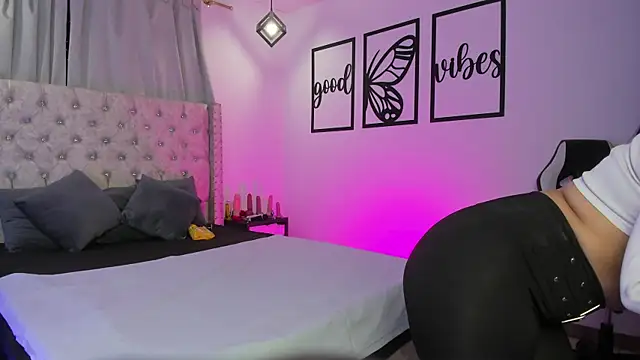 nicolee millerr online show from April 2026 12:28:02 PM