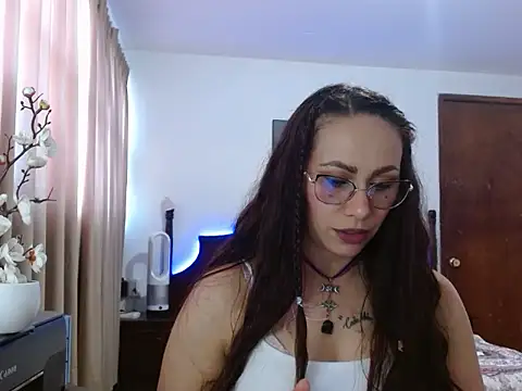 Snapshot of AloLovely_ chatting on April 2026 11:02:02 PM AloLovely online show from April 2026 11:02:02 PM