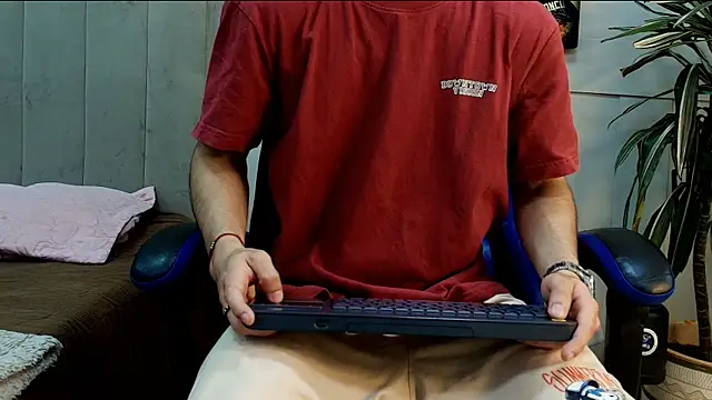 Snapshot of roan_birkin chatting on May 2026 07:53:02 PM roan birkin online show from May 2026 07:53:02 PM