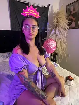 Emma Giraldo online show from September 2025 12:04:01 AM