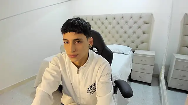 JhoanLeandro online show from November 2025 04:44:02 AM