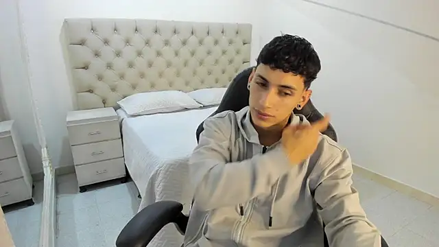 JhoanLeandro online show from November 2025 04:54:02 AM