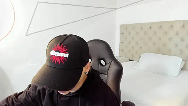 Snapshot of JhoanLeandro chatting on February 2026 04:09:01 AM JhoanLeandro online show from February 2026 04:09:01 AM