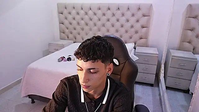 Snapshot of JhoanLeandro chatting on March 2026 07:03:02 AM JhoanLeandro online show from March 2026 07:03:02 AM