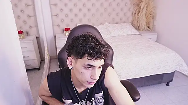 Snapshot of JhoanLeandro chatting on July 2026 06:20:02 AM JhoanLeandro online show from July 2026 06:20:02 AM