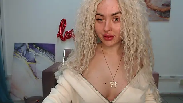 Snapshot of MissisCaty chatting on February 2025 03:41:02 AM MissisCaty online show from February 2025 03:41:02 AM