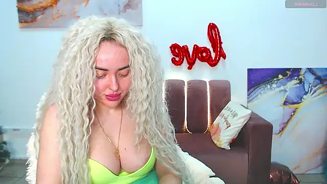 Snapshot of MissisCaty chatting on February 2025 01:47:02 AM MissisCaty online show from February 2025 01:47:02 AM