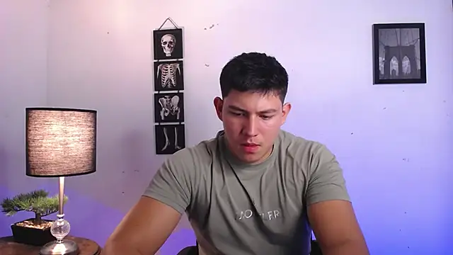 JamesCr  online show from November 2025 12:43:01 AM