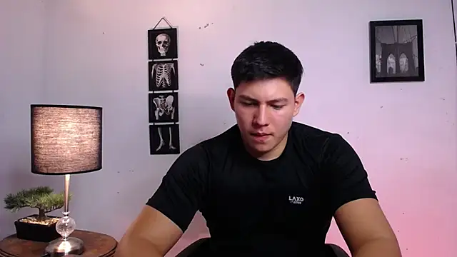 JamesCr  online show from November 2025 10:52:01 PM