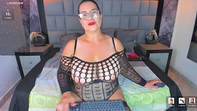 Snapshot of Your_Lady_Milf chatting on April 2026 05:43:01 PM Your Lady Milf online show from April 2026 05:43:01 PM