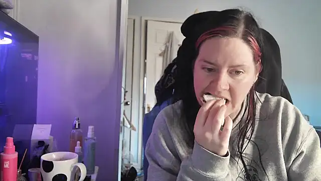 AureliaXOX online show from December 2025 12:32:02 PM