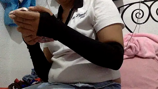 sharonlopez9611 online show from April 2026 06:00:02 AM