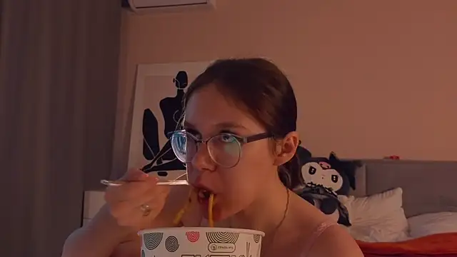 Mia Luw online show from September 2025 02:35:02 AM