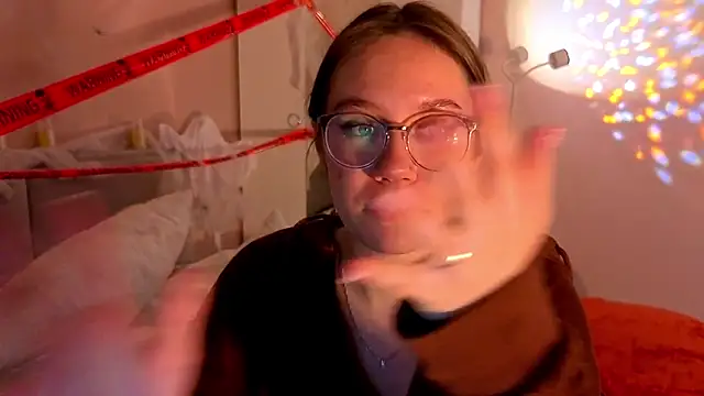 Mia Luw online show from November 2025 05:37:02 PM