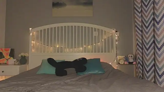 Mia Luw online show from April 2026 07:33:02 PM