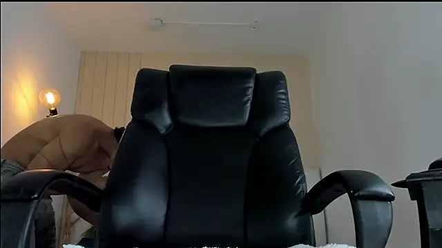 ISAAC CRYSTON online show from November 2025 08:45:01 PM