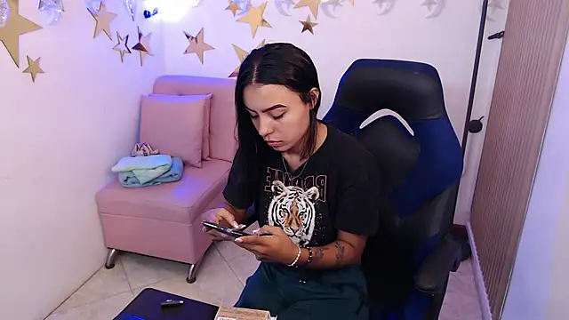 Snapshot of julieta_fn chatting on June 2026 01:48:02 PM julieta fn online show from June 2026 01:48:02 PM