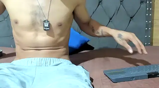 guyeifmaxiro online show from February 2025 11:52:01 PM