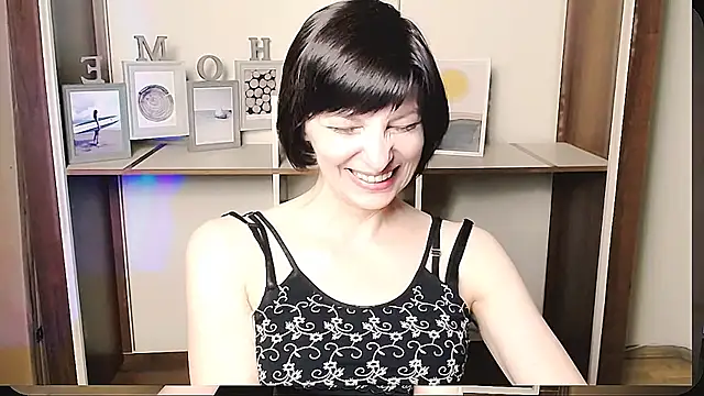 Snapshot of _AngeliaFlow_ chatting on June 2026 12:22:01 PM AngeliaFlow online show from June 2026 12:22:01 PM