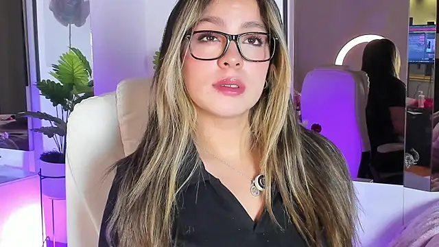 Snapshot of Cloee_Rainbow1 chatting on May 2026 11:53:01 AM Cloee Rainbow1 online show from May 2026 11:53:01 AM