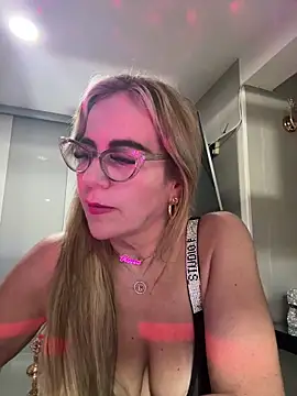 Snapshot of MISSLADYHONSON chatting on October 2025 08:12:01 AM MISSLADYHONSON online show from October 2025 08:12:01 AM