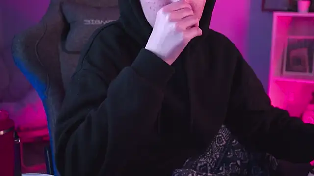 Snapshot of PhilippaAdamas chatting on February 2025 02:32:02 AM PhilippaAdamas online show from February 2025 02:32:02 AM