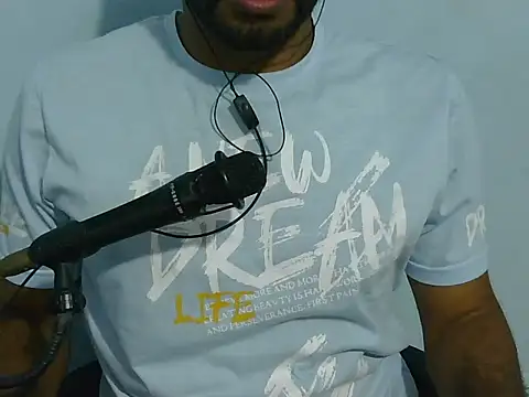 Snapshot of YOX22 chatting on September 2025 12:32:01 AM YOX22 online show from September 2025 12:32:01 AM