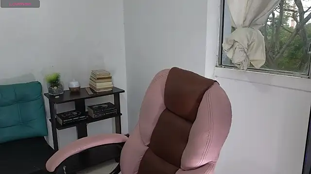 Snapshot of atenea_02_love chatting on May 2026 10:05:01 PM atenea 02 love online show from May 2026 10:05:01 PM