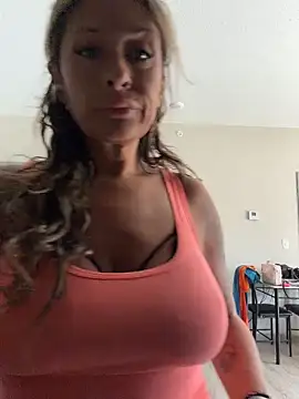 Snapshot of bossyroxy84 chatting on July 2026 03:05:01 PM bossyroxy84 online show from July 2026 03:05:01 PM