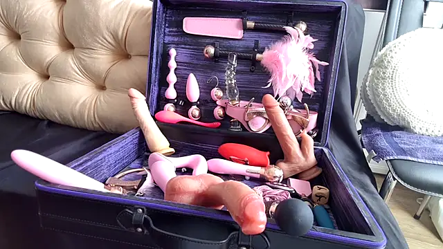 Chanel Noire online show from March 2025 02:08:02 PM