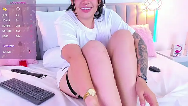 Snapshot of isolari_ chatting on January 2025 08:16:02 AM isolari online show from January 2025 08:16:02 AM