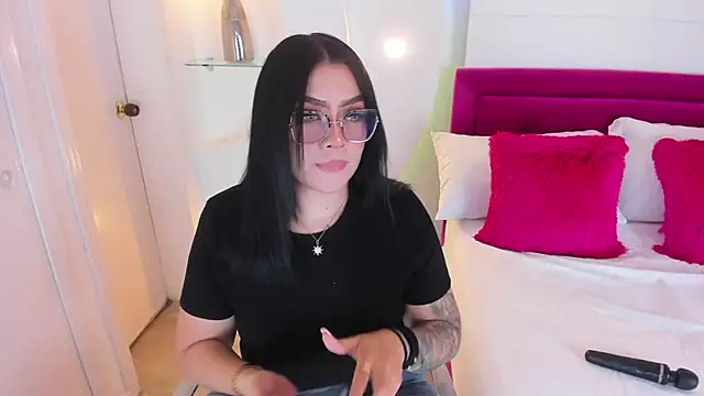 Snapshot of isolari_ chatting on February 2025 12:00:01 PM isolari online show from February 2025 12:00:01 PM