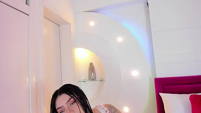 Snapshot of isolari_ chatting on February 2025 12:05:02 PM isolari online show from February 2025 12:05:02 PM