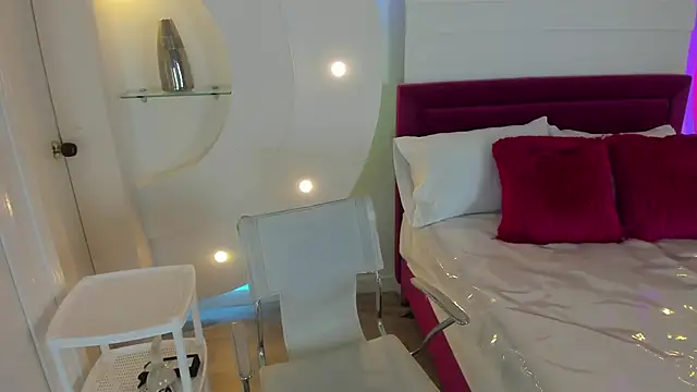 Snapshot of isolari_ chatting on February 2025 12:08:01 PM isolari online show from February 2025 12:08:01 PM