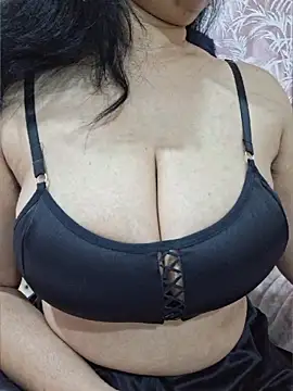 Snapshot of Jassi_Does chatting on May 2026 09:45:02 PM Jassi Does online show from May 2026 09:45:02 PM