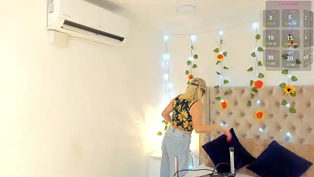 Snapshot of CandieGilson__ chatting on October 2025 12:46:01 PM CandieGilson online show from October 2025 12:46:01 PM