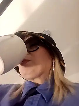 CandieGilson   online show from February 2026 11:37:02 AM