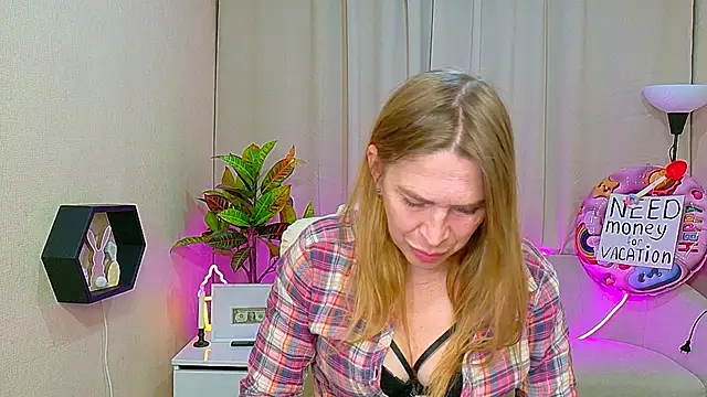 Snapshot of TessaDaybreak chatting on May 2026 06:42:01 AM TessaDaybreak online show from May 2026 06:42:01 AM