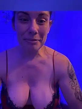 Snapshot of Lar0uch chatting on February 2025 07:27:01 PM Lar0uch online show from February 2025 07:27:01 PM