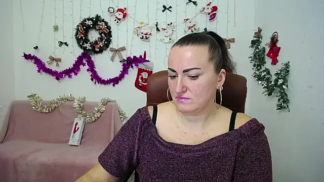 DianaMGG online show from December 2025 06:26:01 PM