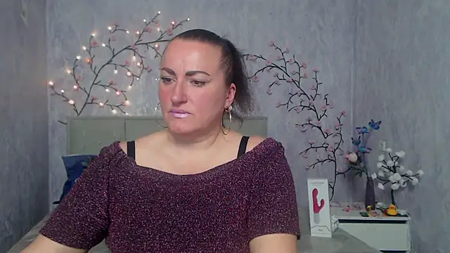 Snapshot of DianaMGG chatting on April 2026 05:43:02 AM DianaMGG online show from April 2026 05:43:02 AM