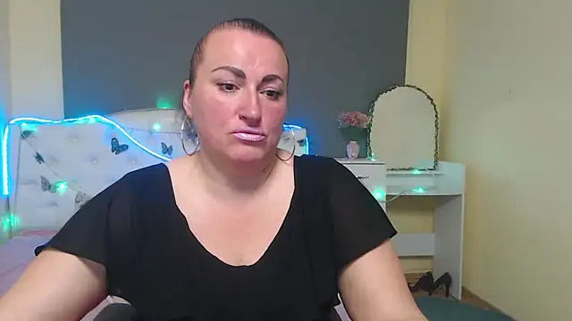 Snapshot of DianaMGG chatting on April 2026 05:49:02 AM DianaMGG online show from April 2026 05:49:02 AM
