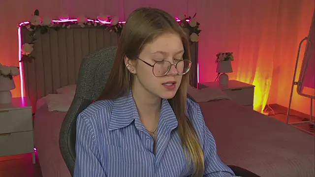 EveMundie online show from November 2025 12:59:02 PM