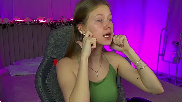 EveMundie online show from November 2025 12:51:01 PM